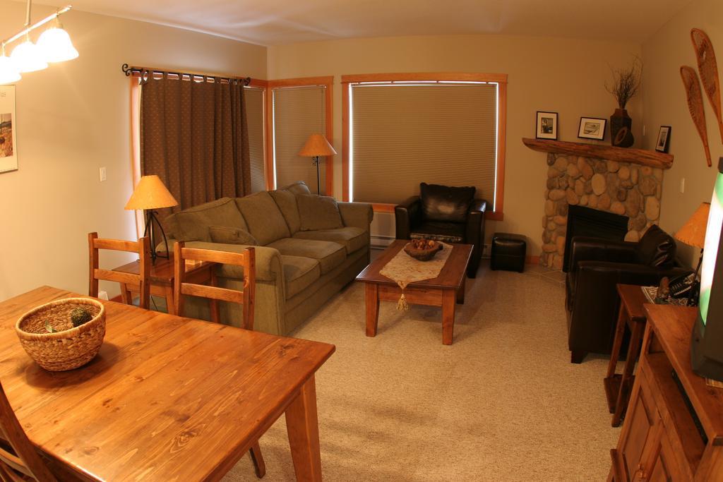 Canmore Crossing Room photo