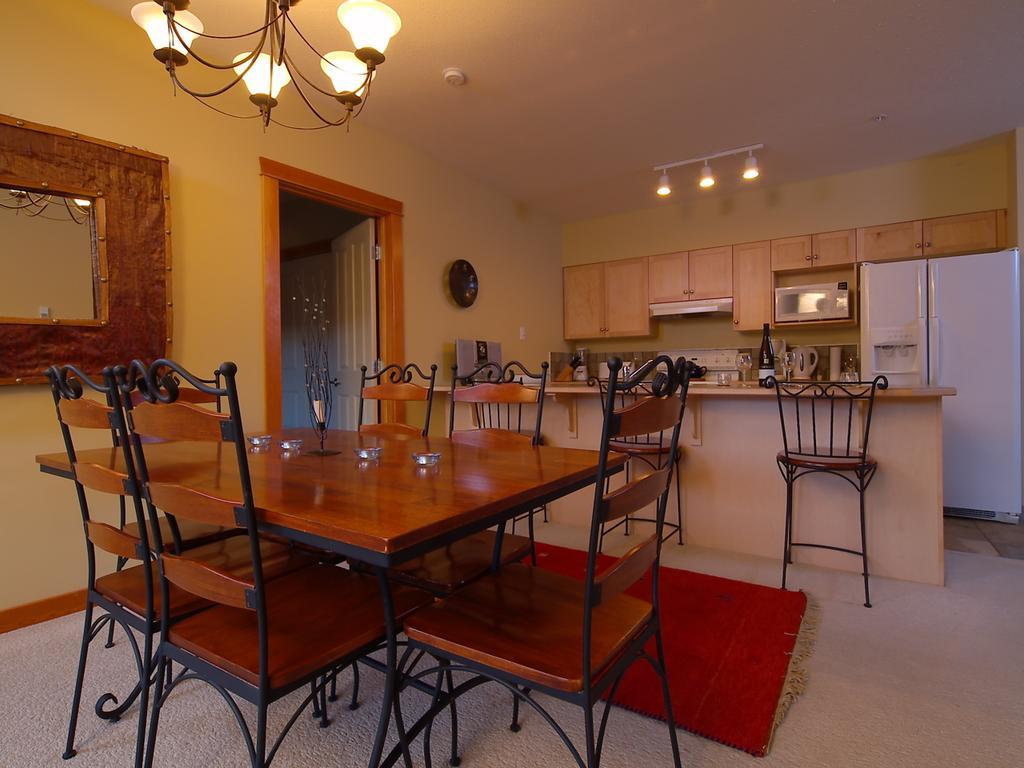 Canmore Crossing Room photo