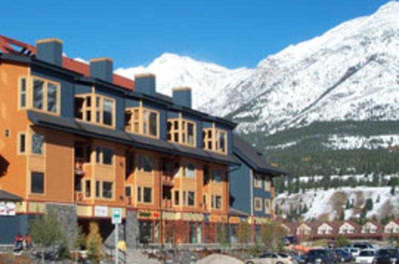 Canmore Crossing Hotel Exterior photo