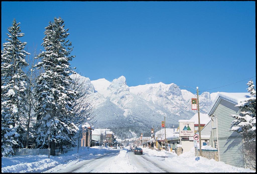 Canmore Crossing Hotel Exterior photo