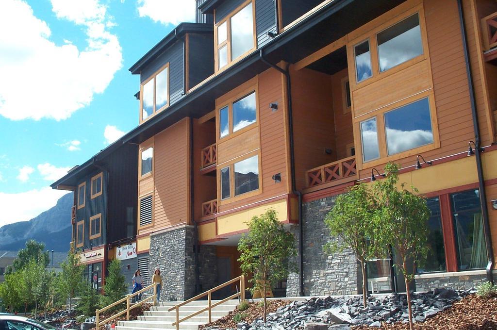 Canmore Crossing Hotel Exterior photo